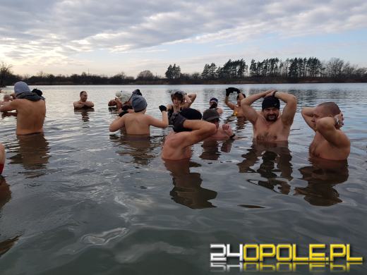 Miłośników kąpieli w zimnej wodzie przybywa
