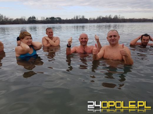Miłośników kąpieli w zimnej wodzie przybywa