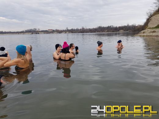 Miłośników kąpieli w zimnej wodzie przybywa