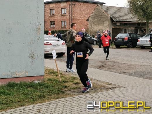 Blisko 200 Mikołajów biegło ulicami Żytniowa w gminie Rudniki