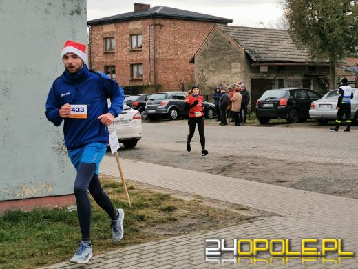 Blisko 200 Mikołajów biegło ulicami Żytniowa w gminie Rudniki