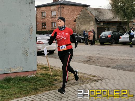 Blisko 200 Mikołajów biegło ulicami Żytniowa w gminie Rudniki