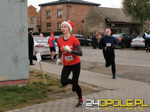 Blisko 200 Mikołajów biegło ulicami Żytniowa w gminie Rudniki