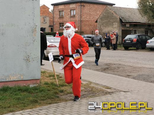Blisko 200 Mikołajów biegło ulicami Żytniowa w gminie Rudniki