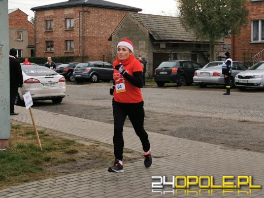 Blisko 200 Mikołajów biegło ulicami Żytniowa w gminie Rudniki