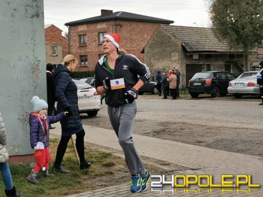 Blisko 200 Mikołajów biegło ulicami Żytniowa w gminie Rudniki