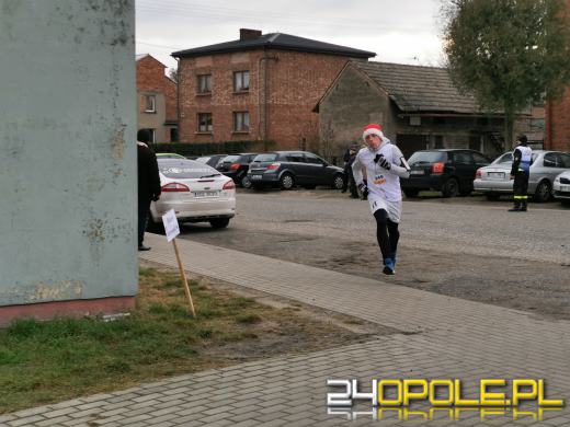 Blisko 200 Mikołajów biegło ulicami Żytniowa w gminie Rudniki