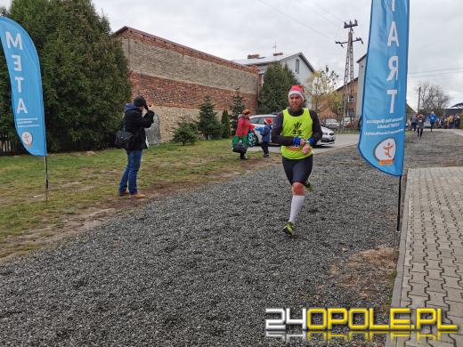 Blisko 200 Mikołajów biegło ulicami Żytniowa w gminie Rudniki