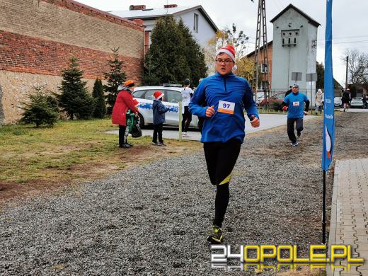 Blisko 200 Mikołajów biegło ulicami Żytniowa w gminie Rudniki