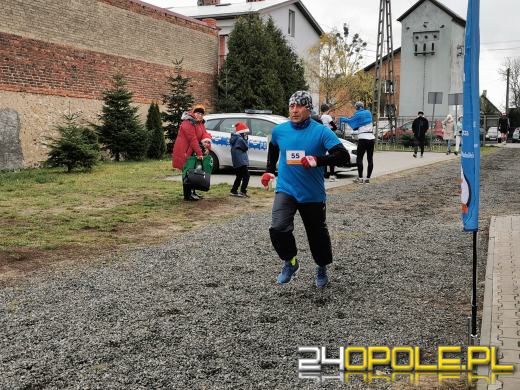 Blisko 200 Mikołajów biegło ulicami Żytniowa w gminie Rudniki