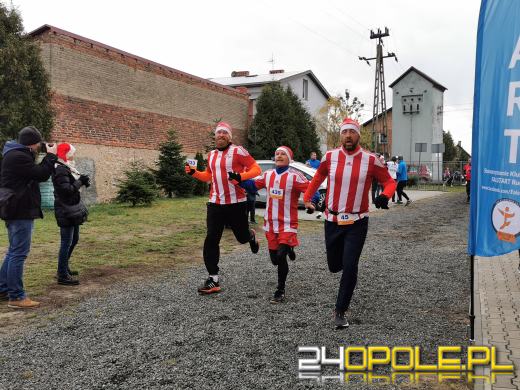 Blisko 200 Mikołajów biegło ulicami Żytniowa w gminie Rudniki