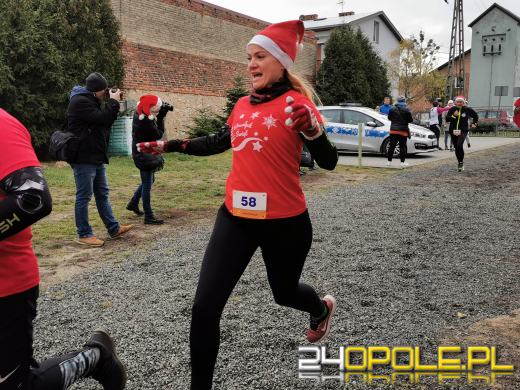 Blisko 200 Mikołajów biegło ulicami Żytniowa w gminie Rudniki