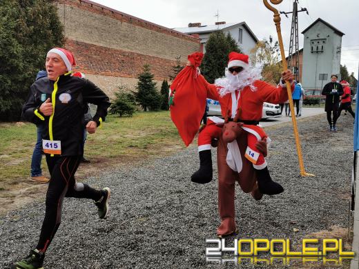 Blisko 200 Mikołajów biegło ulicami Żytniowa w gminie Rudniki