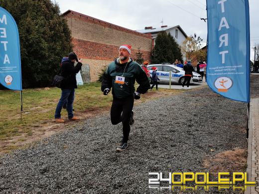 Blisko 200 Mikołajów biegło ulicami Żytniowa w gminie Rudniki