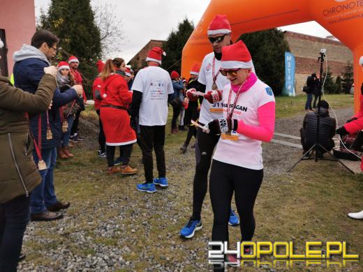 Blisko 200 Mikołajów biegło ulicami Żytniowa w gminie Rudniki