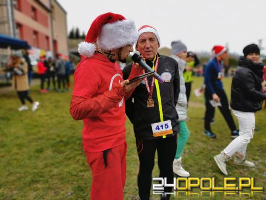 Blisko 200 Mikołajów biegło ulicami Żytniowa w gminie Rudniki