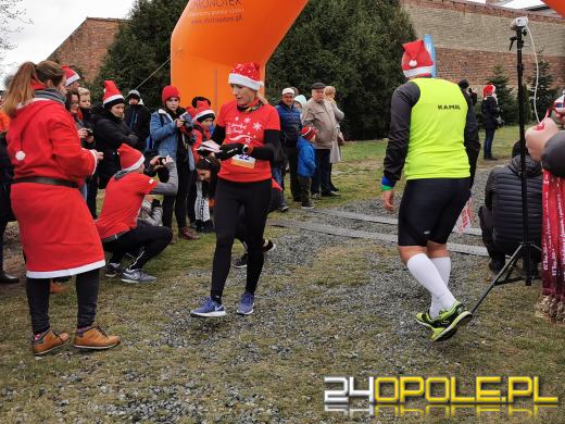 Blisko 200 Mikołajów biegło ulicami Żytniowa w gminie Rudniki