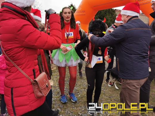 Blisko 200 Mikołajów biegło ulicami Żytniowa w gminie Rudniki