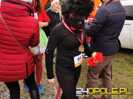 Blisko 200 Mikołajów biegło ulicami Żytniowa w gminie Rudniki