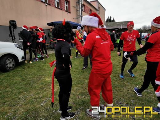 Blisko 200 Mikołajów biegło ulicami Żytniowa w gminie Rudniki