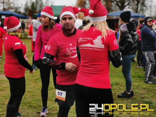 Blisko 200 Mikołajów biegło ulicami Żytniowa w gminie Rudniki