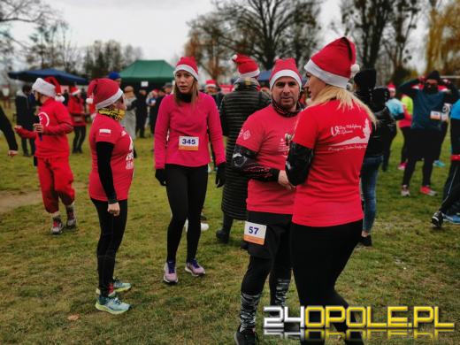 Blisko 200 Mikołajów biegło ulicami Żytniowa w gminie Rudniki