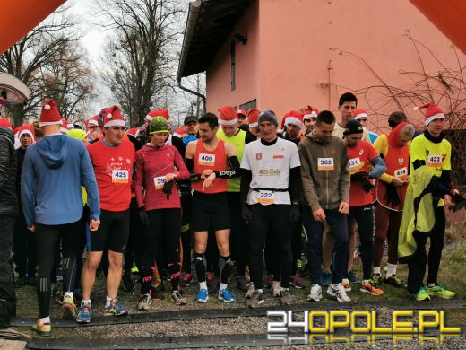 Blisko 200 Mikołajów biegło ulicami Żytniowa w gminie Rudniki