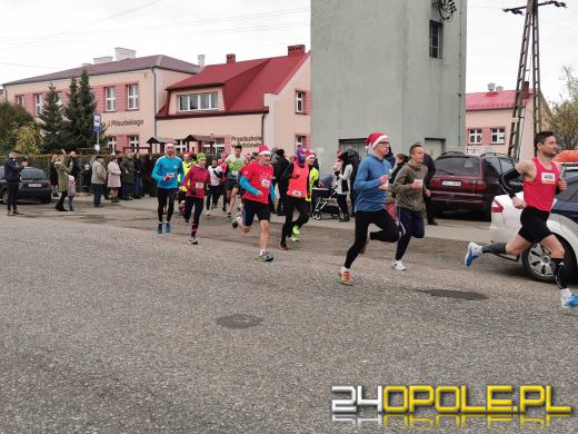 Blisko 200 Mikołajów biegło ulicami Żytniowa w gminie Rudniki