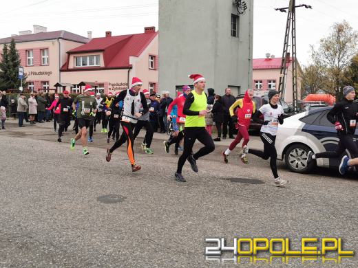 Blisko 200 Mikołajów biegło ulicami Żytniowa w gminie Rudniki