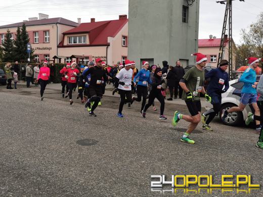 Blisko 200 Mikołajów biegło ulicami Żytniowa w gminie Rudniki