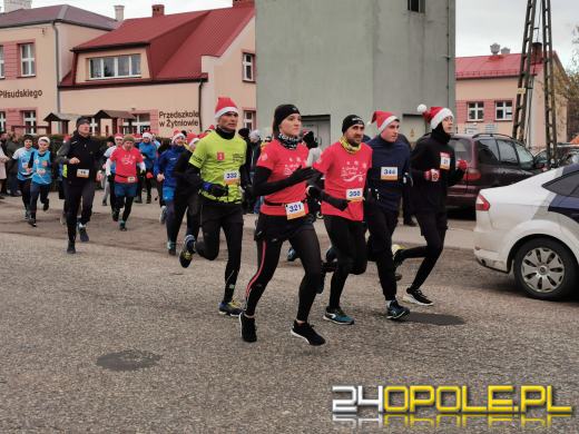 Blisko 200 Mikołajów biegło ulicami Żytniowa w gminie Rudniki