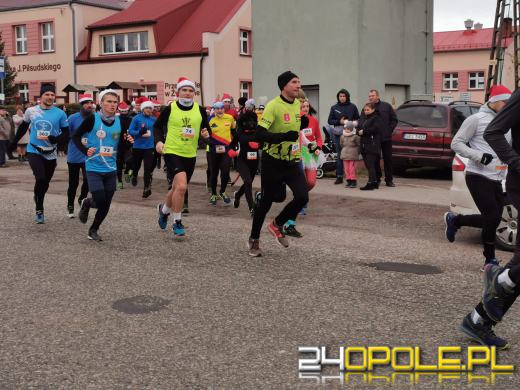 Blisko 200 Mikołajów biegło ulicami Żytniowa w gminie Rudniki