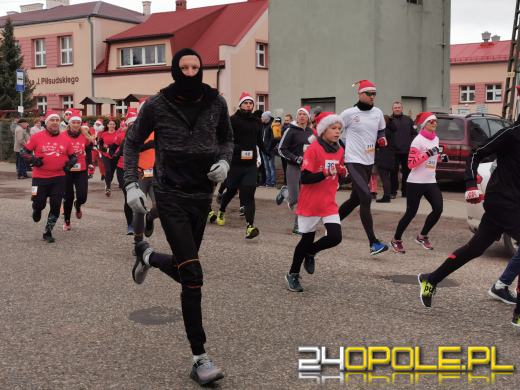 Blisko 200 Mikołajów biegło ulicami Żytniowa w gminie Rudniki