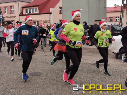 Blisko 200 Mikołajów biegło ulicami Żytniowa w gminie Rudniki