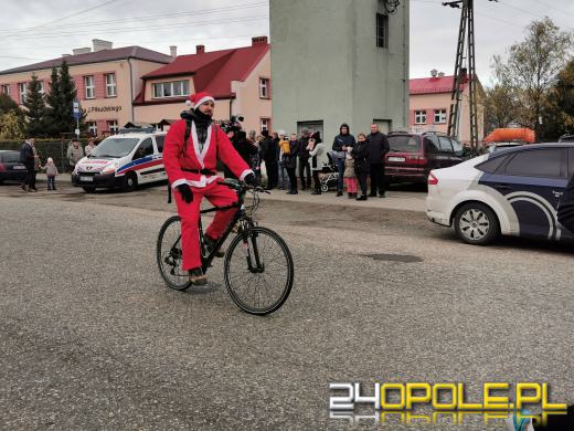 Blisko 200 Mikołajów biegło ulicami Żytniowa w gminie Rudniki