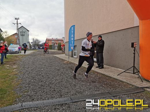 Blisko 200 Mikołajów biegło ulicami Żytniowa w gminie Rudniki