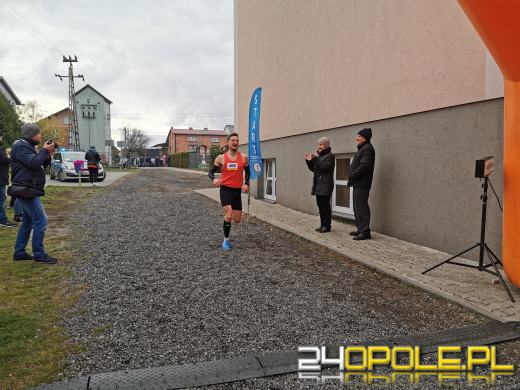 Blisko 200 Mikołajów biegło ulicami Żytniowa w gminie Rudniki