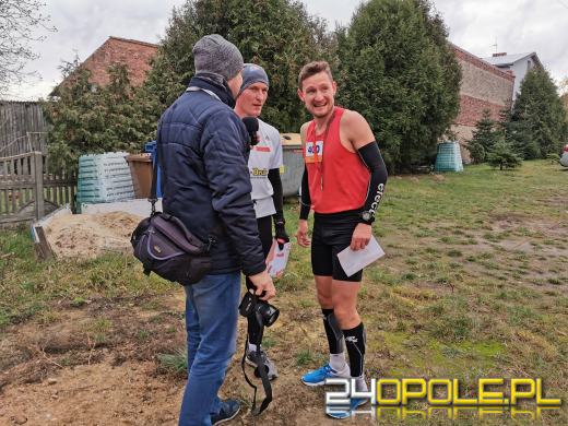 Blisko 200 Mikołajów biegło ulicami Żytniowa w gminie Rudniki