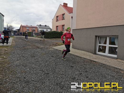 Blisko 200 Mikołajów biegło ulicami Żytniowa w gminie Rudniki