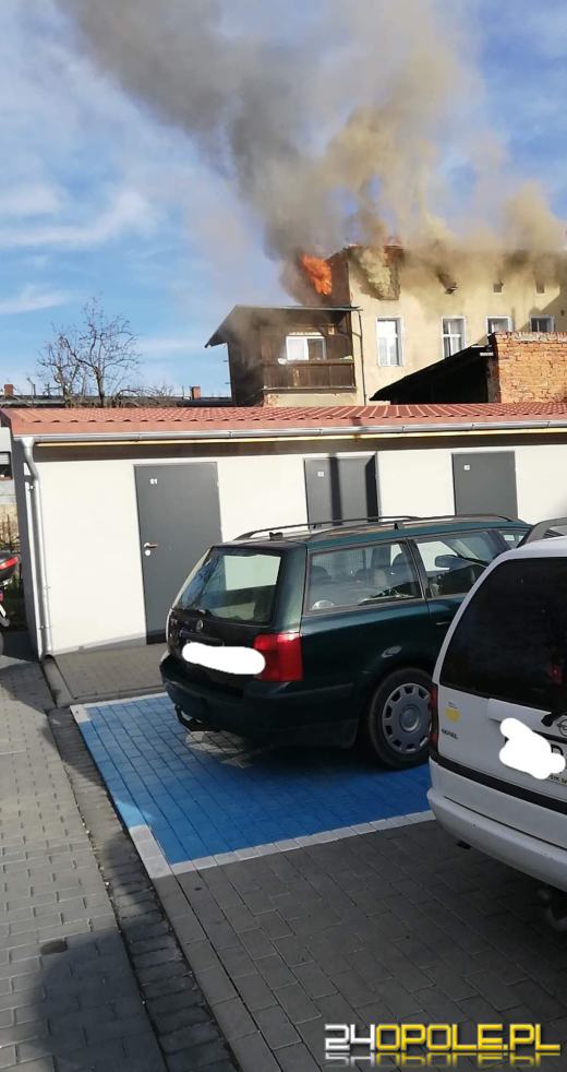 Pożar kamienicy w Prudniku. Ogień pojawił się na ostatnim piętrze