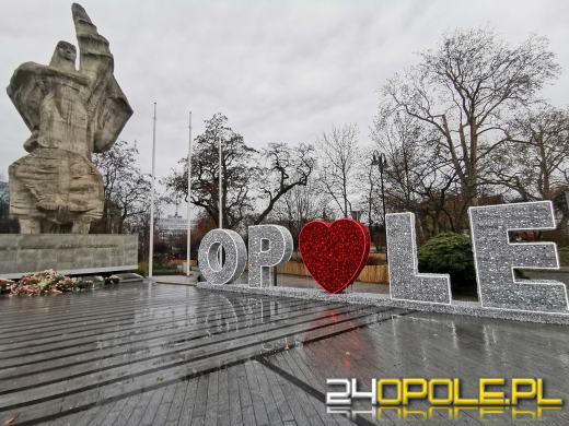 Świąteczna dekoracja na pl. Wolności zniszczona, wandal na izbie wytrzeźwień