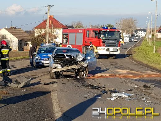 Wypadek na trasie do Winowa. Auto w rowie