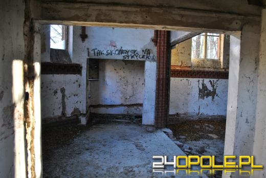 Co kryje wewnątrz zabytkowa kaplica przy ulicy Wrocławskiej? 