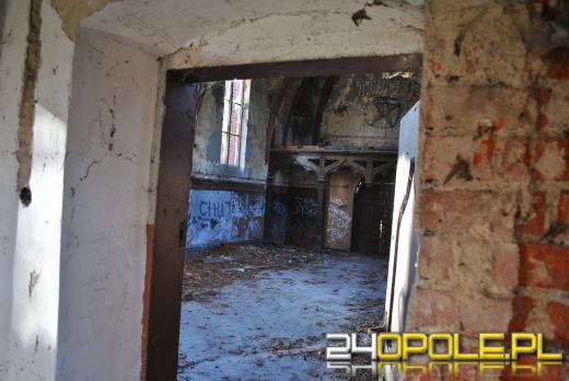 Co kryje wewnątrz zabytkowa kaplica przy ulicy Wrocławskiej? 