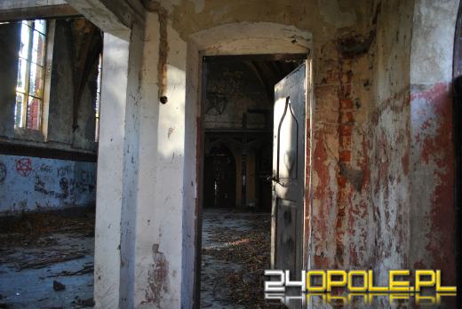 Co kryje wewnątrz zabytkowa kaplica przy ulicy Wrocławskiej? 