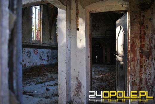 Co kryje wewnątrz zabytkowa kaplica przy ulicy Wrocławskiej? 