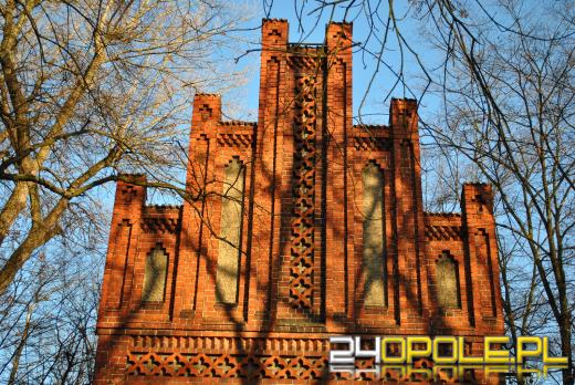 Co kryje wewnątrz zabytkowa kaplica przy ulicy Wrocławskiej? 