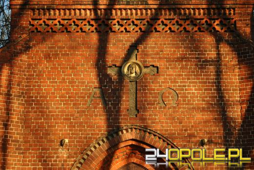 Co kryje wewnątrz zabytkowa kaplica przy ulicy Wrocławskiej? 