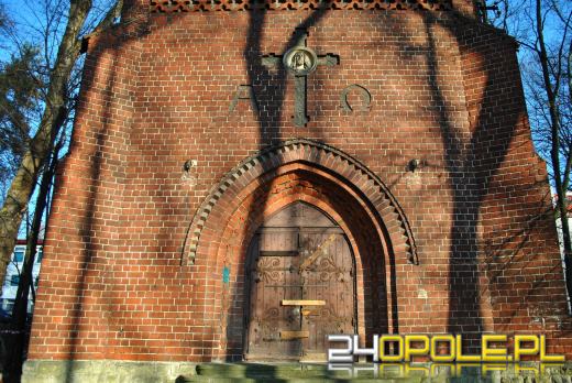 Co kryje wewnątrz zabytkowa kaplica przy ulicy Wrocławskiej? 