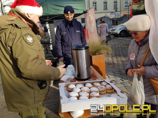 Opolanie oddają na rynku krew w ramach akcji "Zostań Świętym Mikołajem - Oddaj krew"